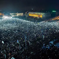 BUCUREȘTI 300.000 de oameni au participat la „protestul luminilor“, cea mai amplă manifestație de după Revoluție - Foto: Dan Mihai Bălănescu