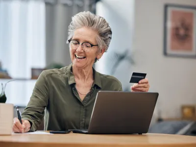 Pensionar ia pensia pe card - Foto: Freepik