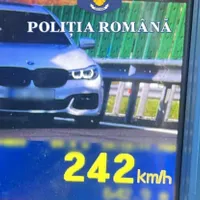Record de viteză, pe drumul expres Craiova - Pitești. Un vitezoman de 26 de ani, prins cu 242 km/h - Foto: Facebook / Poliția Română