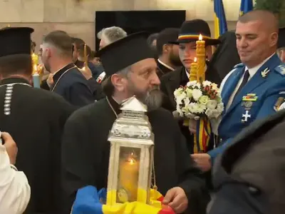 VIDEO Sfânta Lumină de la Ierusalim a ajuns la Bucureşti. Ce se întâmplă acum? - Foto: captură video Facebook/TRINITAS TV