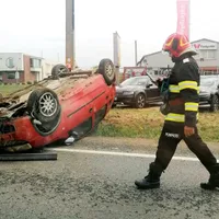 O măicuță „pilot” intră în depășire fără să asigure, evită un accident frontal și se răstoarnă. / Foto: bihon.ro