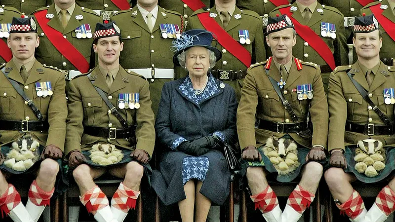 SERVICIU Regina, la Howe Barracks din Canterbury, Kent, alături de Batalionul 1 din The Argyll and Sutherland Highlanders, în 2004, în urma misiunii batalionului în Irak.