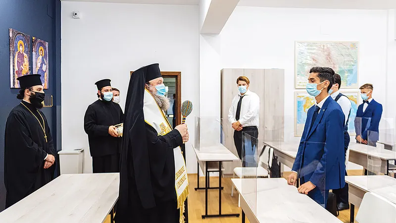 PROTECȚIE DIVINĂ ȘI MASCĂ Presfințitul Părinte Ieronim Sinaitul, episcop vicar patriarhal, a sfințit noul an școlar la Seminarul Teologic București