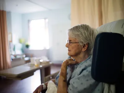 O bătrână a fost abandonată de familie în spital. Costurile pentru îngrijirea ei au depășit 3 mld Foto: Profimedia Images (fotografie cu caracter ilustrativ)