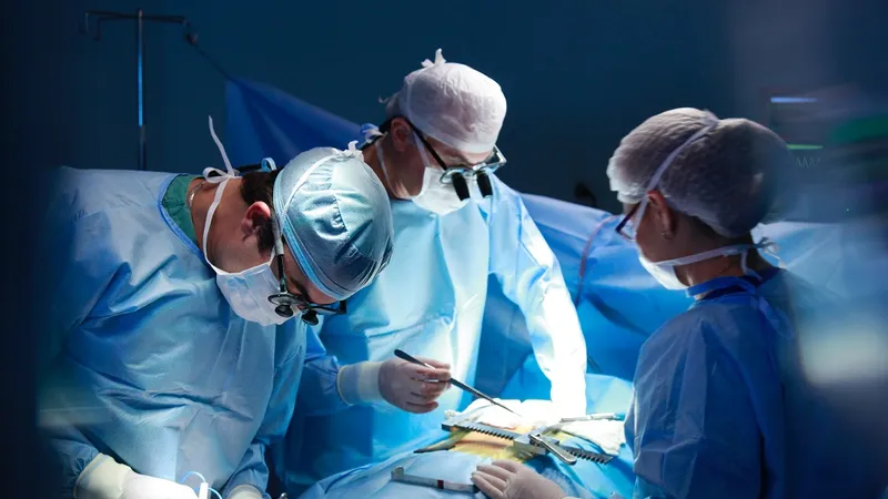 Medicii operează un pacient bolnav de cancer Foto: pexels.com - rol ilustrativ