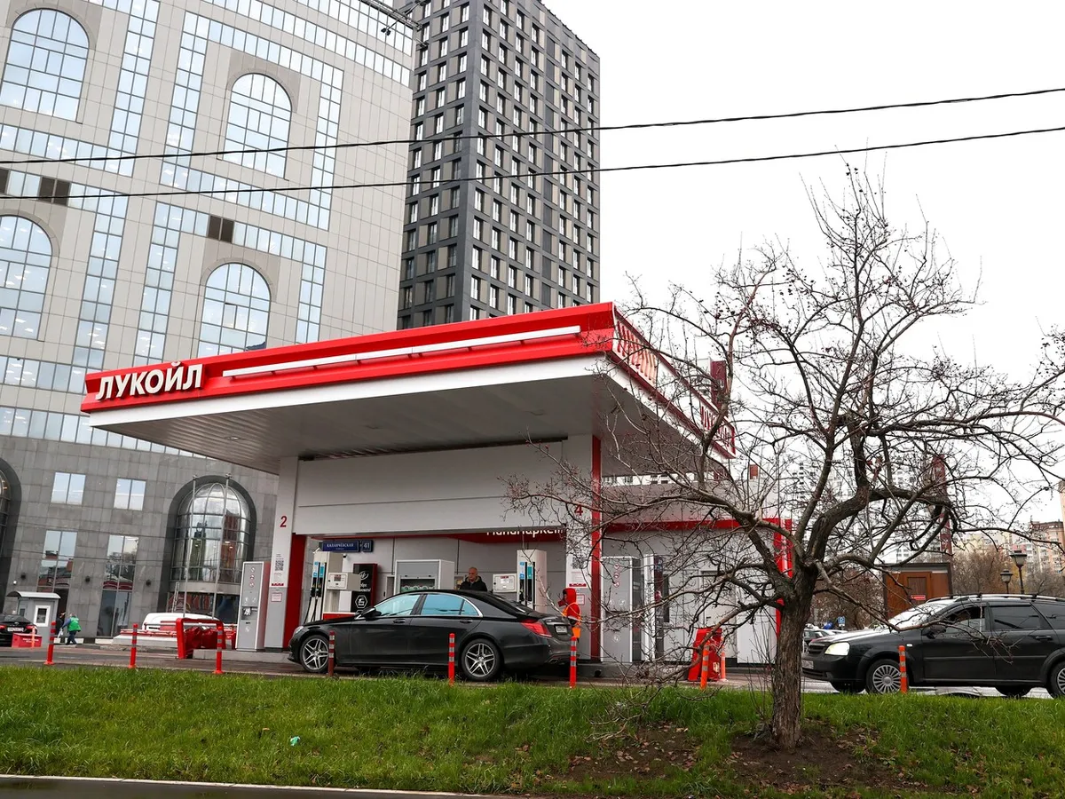 Criză de combustibili. Rusia extinde până în 28 februuarie interdicţia privind exporturile de benzină