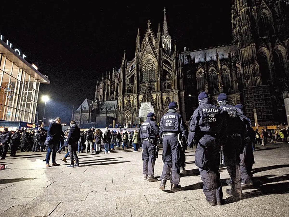 Poliţia din Cologne, în ajunul Anului Nou, în 2017, la un an după agresiunile sexuale coordonate asupra 1.200 de femei care au galvanizat sentimentul anti-imigraţie în Germania - dintre cei 120 de suspecţi, jumătate erau de origine străină