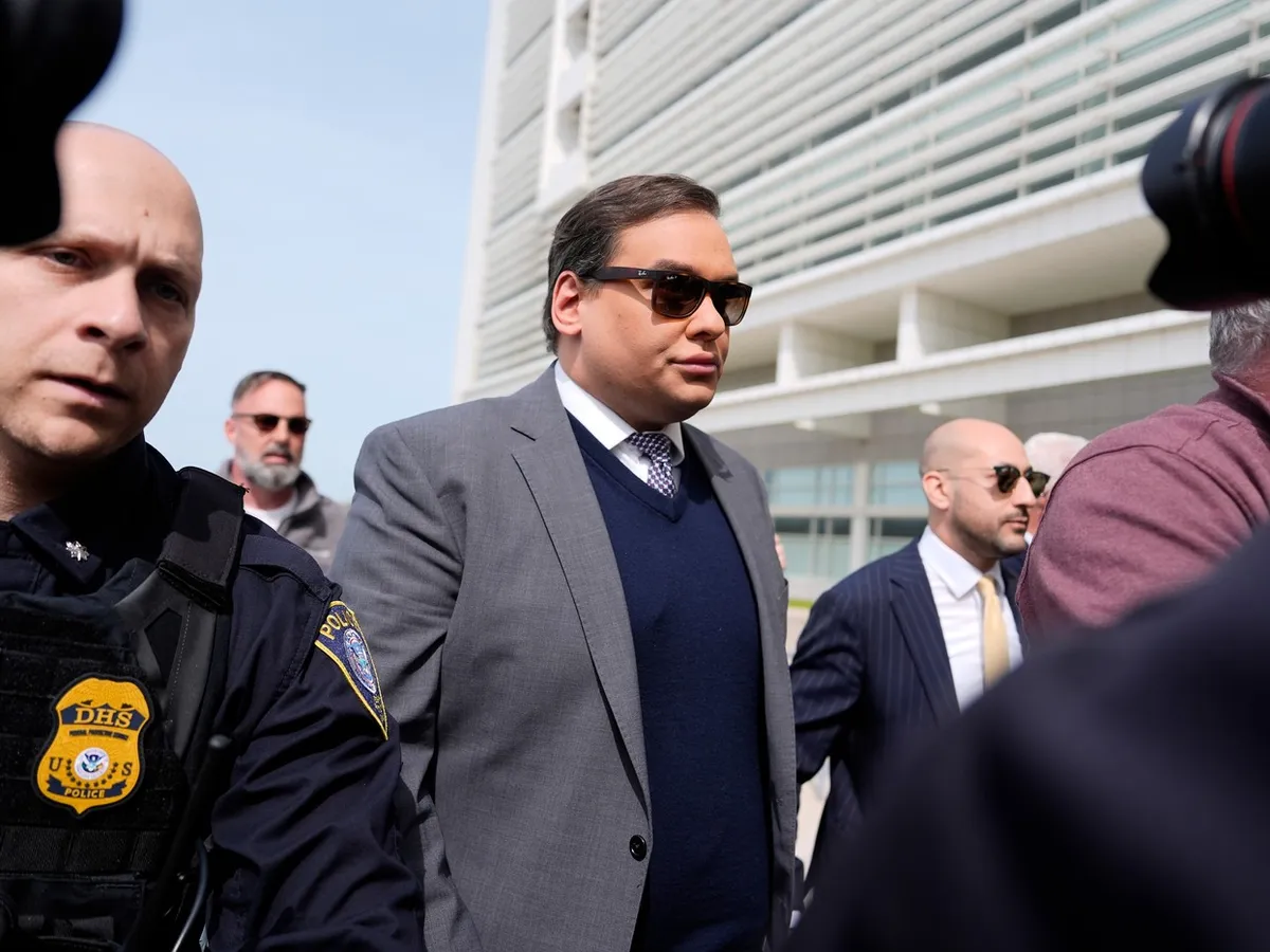 Fostul congresmen George Santos a executat doar trei luni din condamnarea de 87 de luni, pedeapsă comutată de Donald Trump Foto: profimediaimages.ro
