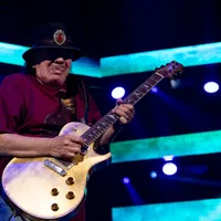 Legendarul chitarist Carlos Santana a leșinat pe scenă în timpul unui concert. / Foto: redreporter.com