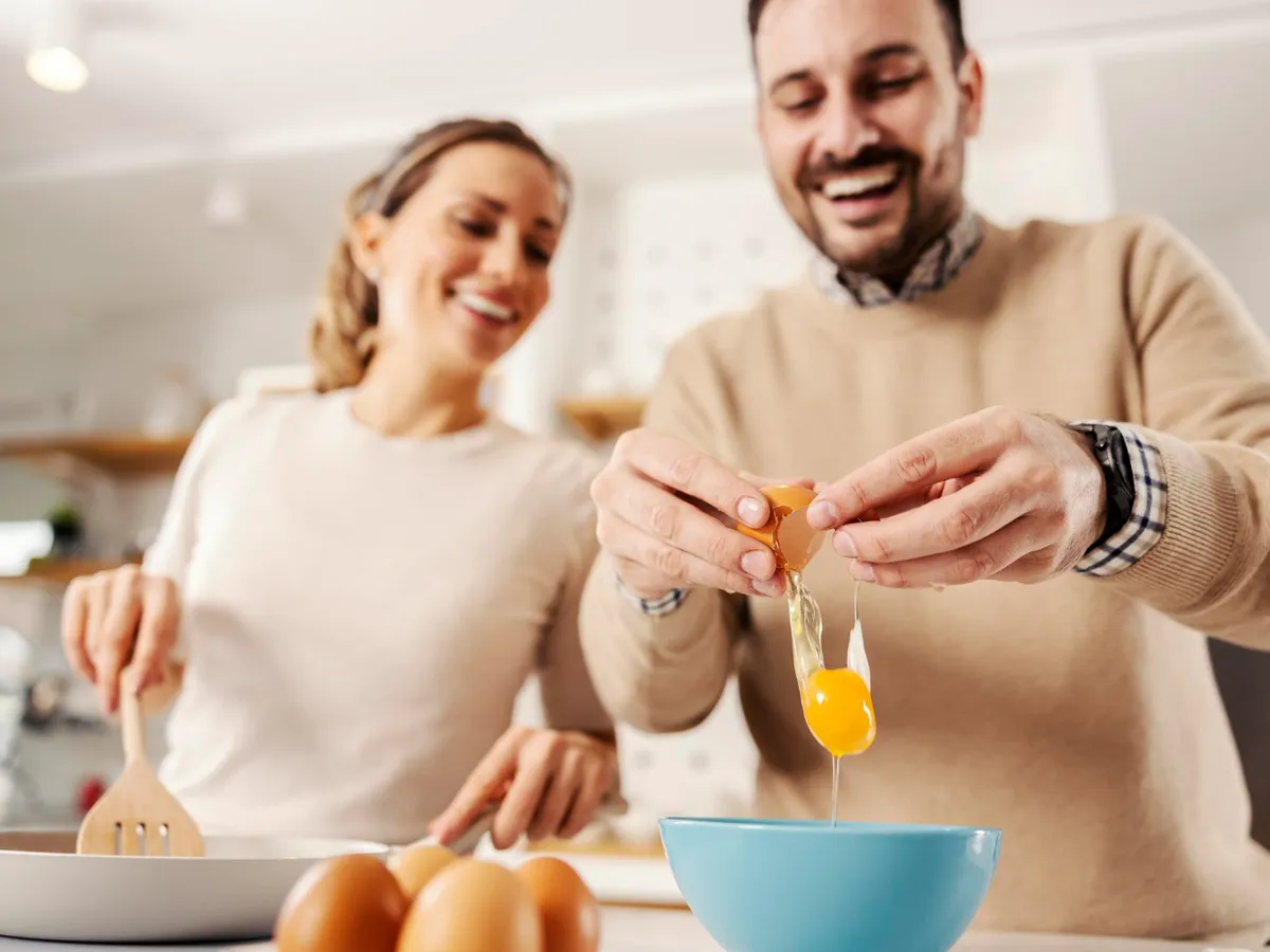 Cum să faci maioneza perfectă pentru salata boeuf de Paște fără să se taie. Secretul care o păstrează bună