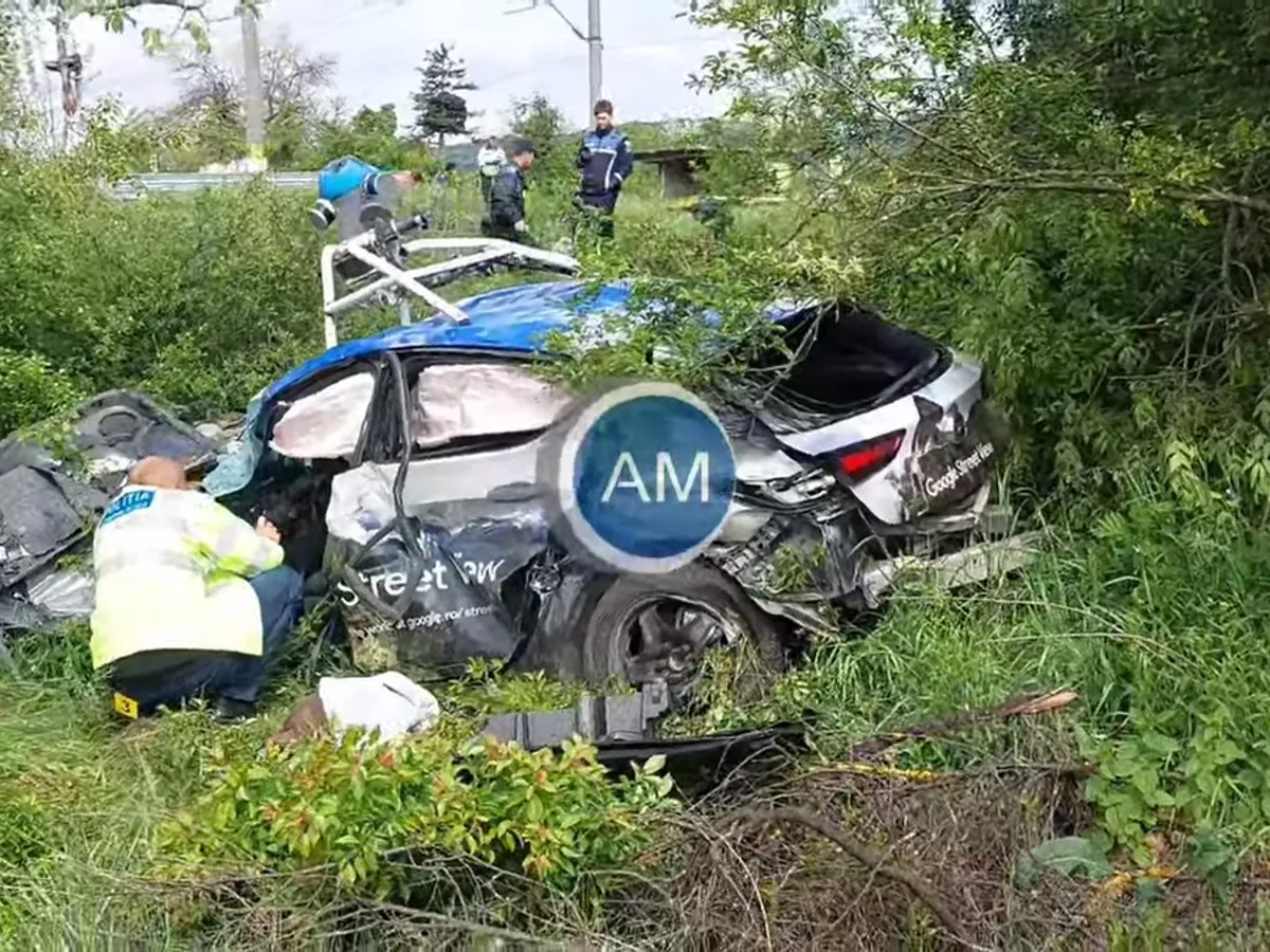 Mașină a Google Street View, făcută praf de tren în Mehedinți - Foto: captură video
