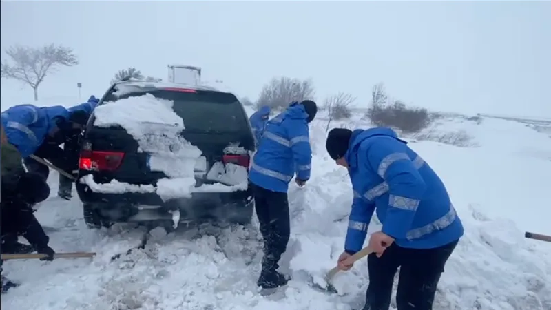 Jandarmi la deszăpezire - Foto: Captură video