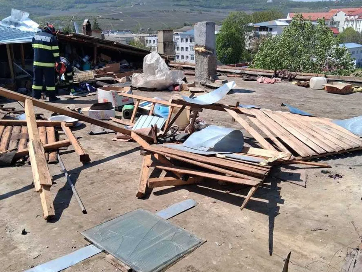 Vânt puternic în județul Vaslui. Bărbat mort, după ce un acoperiş a căzut peste el