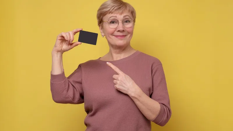 Când se bagă pensie din aprilie pe card: vineri sau luni? Lista pensionarilor ce iau 400 lei bonus Foto: Freepik (fotografie cu caracter ilustrativ)