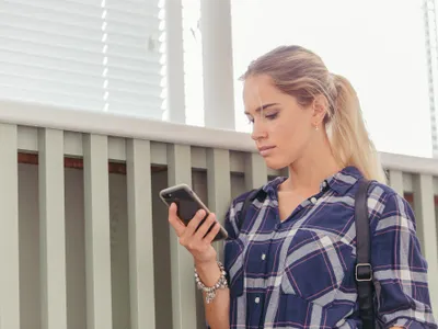 O femeie accesează telefonul mobil - Foto: Freepik (rol ilustrativ)