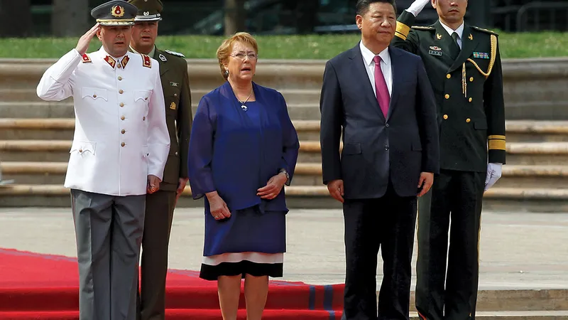 PLANURI MĂREȚE Președintele chilian de la vremea aceea, Michelle Bachelet, cu Xi, la semnarea acordului pentru construirea bazei în 2016