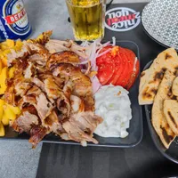 Ce poți mânca la prânz în Thassos cu 105 lei: Gyros la farfurie, salată grecească, bere, suc - Foto: Facebook/Forum Grecia