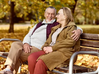 Pensionari aflați la pensie stau în parc - Foto: Freepik