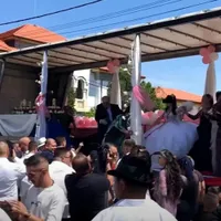 Limuzina pentru nuntă s-a demodat la Strehaia. Mirii, duși cu TIR-ul la biserică și petrecere. / Foto: cancan.ro