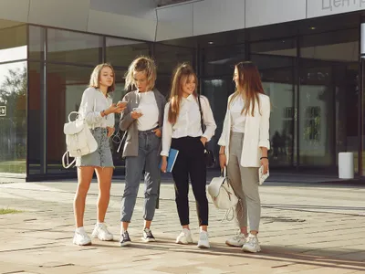 Studenți în campus - Foto: magnific.com (Imagine cu rol ilustrativ)