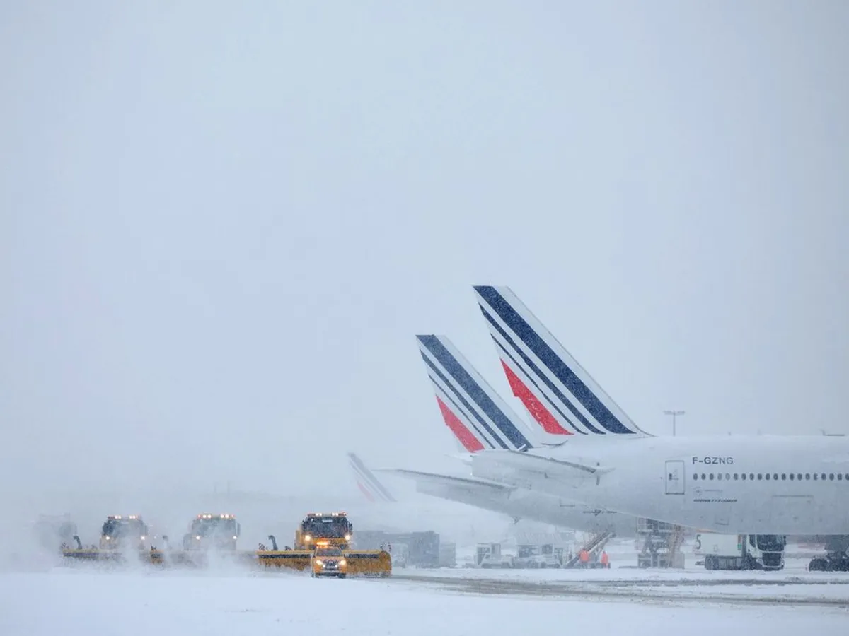 Pluguri de zăpadă eliberând pistele, azi, pe Aeroportul Orly, din Paris - Foto: Profimedia Images