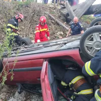 Un podeț din lemn peste râul Sucevița s-a prăbușit. Doi medici au ajuns la spital Foto: ISU Suceava