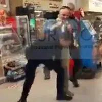 Bărbatul agresiv avea asupra lui un cuțit. FOTO: Captură video