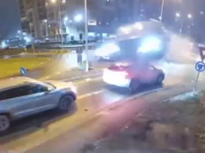 VIDEO Accident ca-n filme: O mașină a zburat ca o rachetă după ce a lovit un sens giratoriu din Oradea