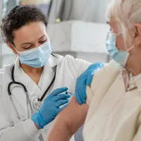 Ce căuta pe Google o doctoriță care vaccina la ”chiuvetă” în pandemia COVID? A fost condamnată - Foto: Freepik.com (rol ilustrativ)