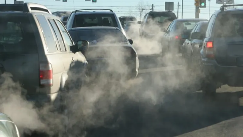 Noi taxe pentru vehicule și drumuri, pentru dezvoltarea infrastructurii rutiere prin PNRR. / Foto: theguardian.com