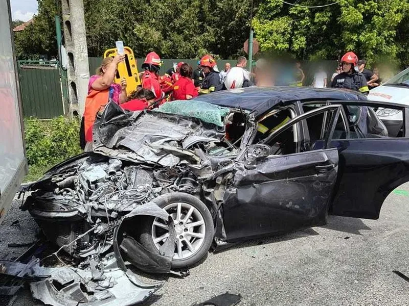 Accident rutier grav, cu 5 răniți. O mașină a intrat în coliziune cu o autoutilitară - Foto: News.ro