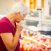 Pensionară la supermarket - Foto. Freepik