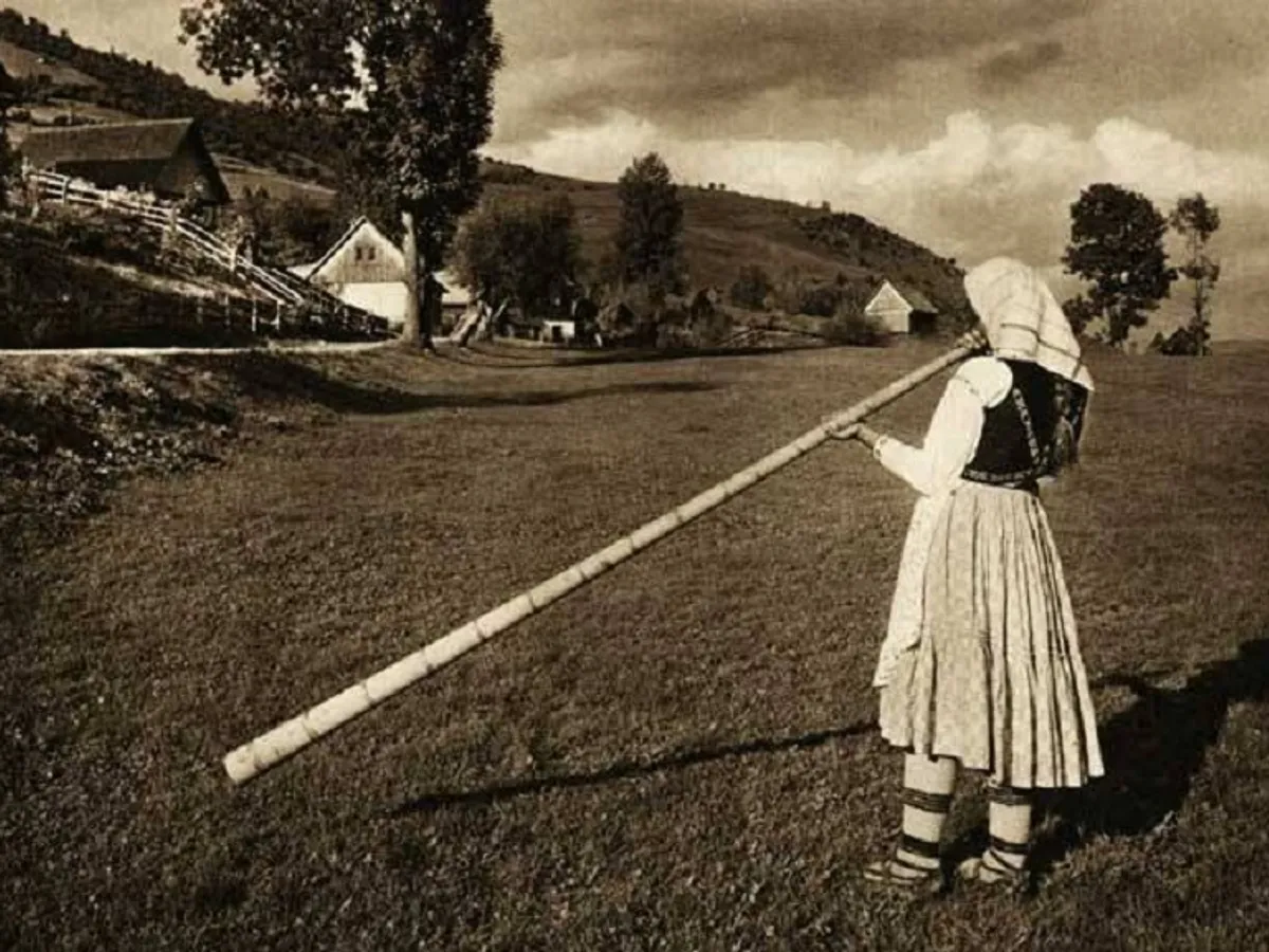 Femeie cântând la bucium - Foto: arhiva (rol ilustrativ)