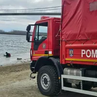 O mașină s-a scufundat în Dunăre, după ce șoferul a plecat fără să o asigure - Foto: Isu