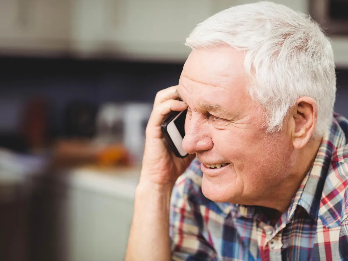 Pensionar vorbind la telefon - Foto: Freepik