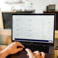 Persoanele care au postat anunțuri de vânzare pe site-uri să nu comunice datele de pe card/FOTO: unsplash.com