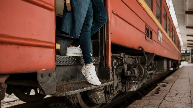 Persoană care coboară din tren - Foto: Freepik (rol ilustrativ)