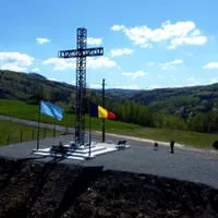 Sătenii au contribuit la construirea unei cruci de 13 metri și 3 tone. Ieri a fost sfințită în Cluj Foto: captura observatorul
