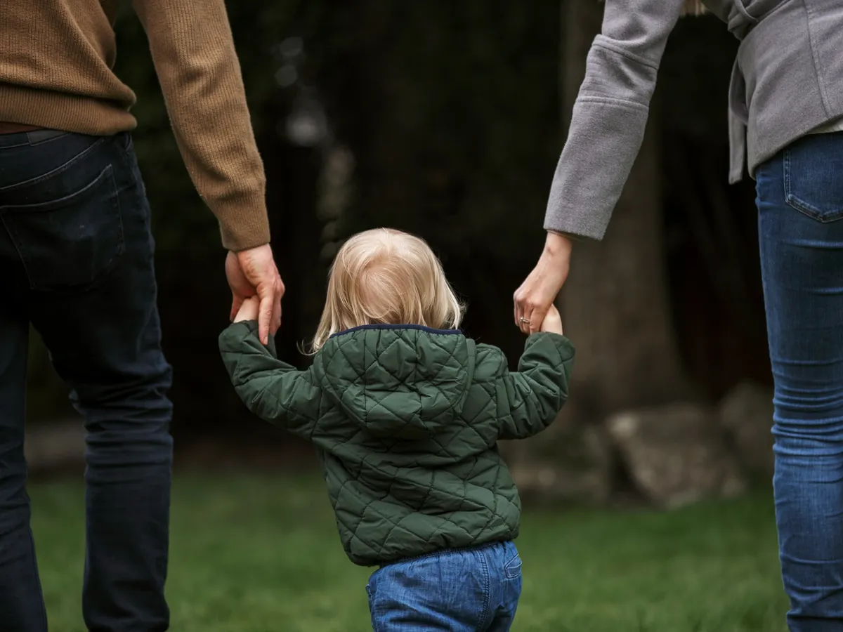 Oficial. Alocațiile și sprijinul de creștere copil intră vineri, cu o zi întârziere. Se cunoaște și ora exactă