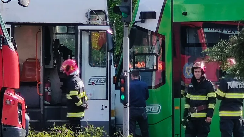 Accident incredibil, în București. Două tramvaie s-au lovit frontal, bot în bot - Foto: Facebook / Info Trafic Bucuresti și Ilfov