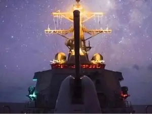 Distrugător american luminat de „drone misterioase” în Pacific/foto: the war zone