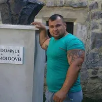Interlopul exhibiționit Bulă are un tatuaj scris greșit pe burtă Foto: mesageruldeneamt.ro