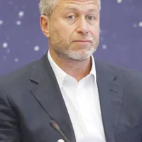 Roman Abramovici  lucrează pe axa Moscova-Londra,  dar are legături și în România