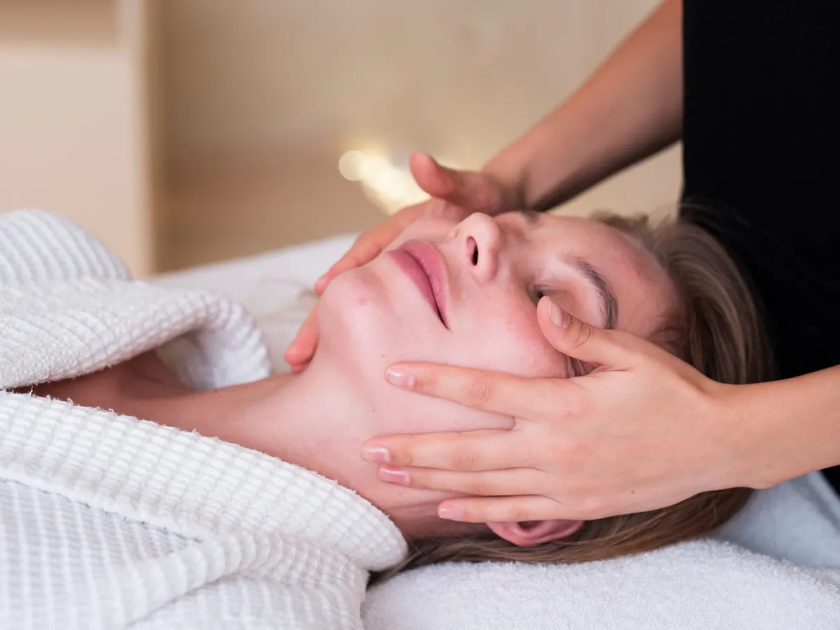Masaj facial - Foto: Freepik (Imagine cu rol ilustrativ)