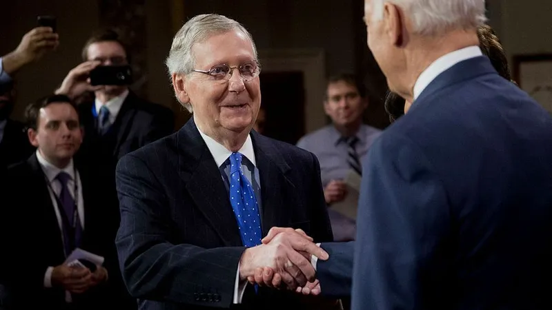 Mitch McConnell și Joe Biden / Foto: bloomberg.com