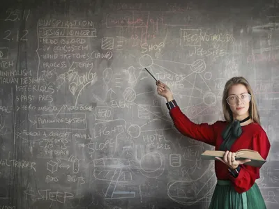 Profesoară la tabla din clasă - Foto: Freepik (cu rol ilustrativ)