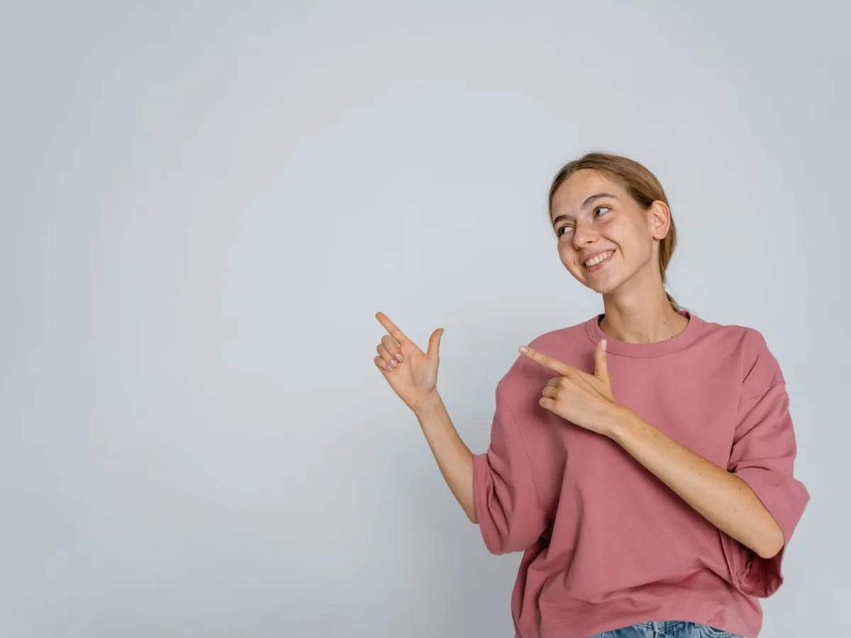 Femeie veselă îmbrăcată casual - Foto: Pexels (Imagine cu rol ilustartiv)