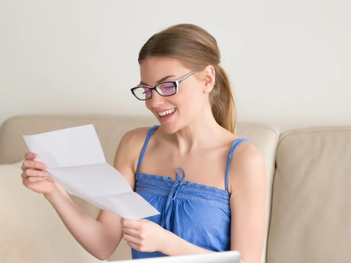 Persoană cu o factură - Foto: Freepik (Imagine cu rol ilustrativ)