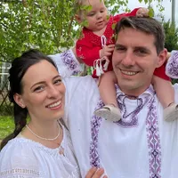 Nicolae al României a transmis un mesaj de Paşti şi a publicat pe Facebook fotografii cu familia în costume tradiţionale. / Foto: news.ro