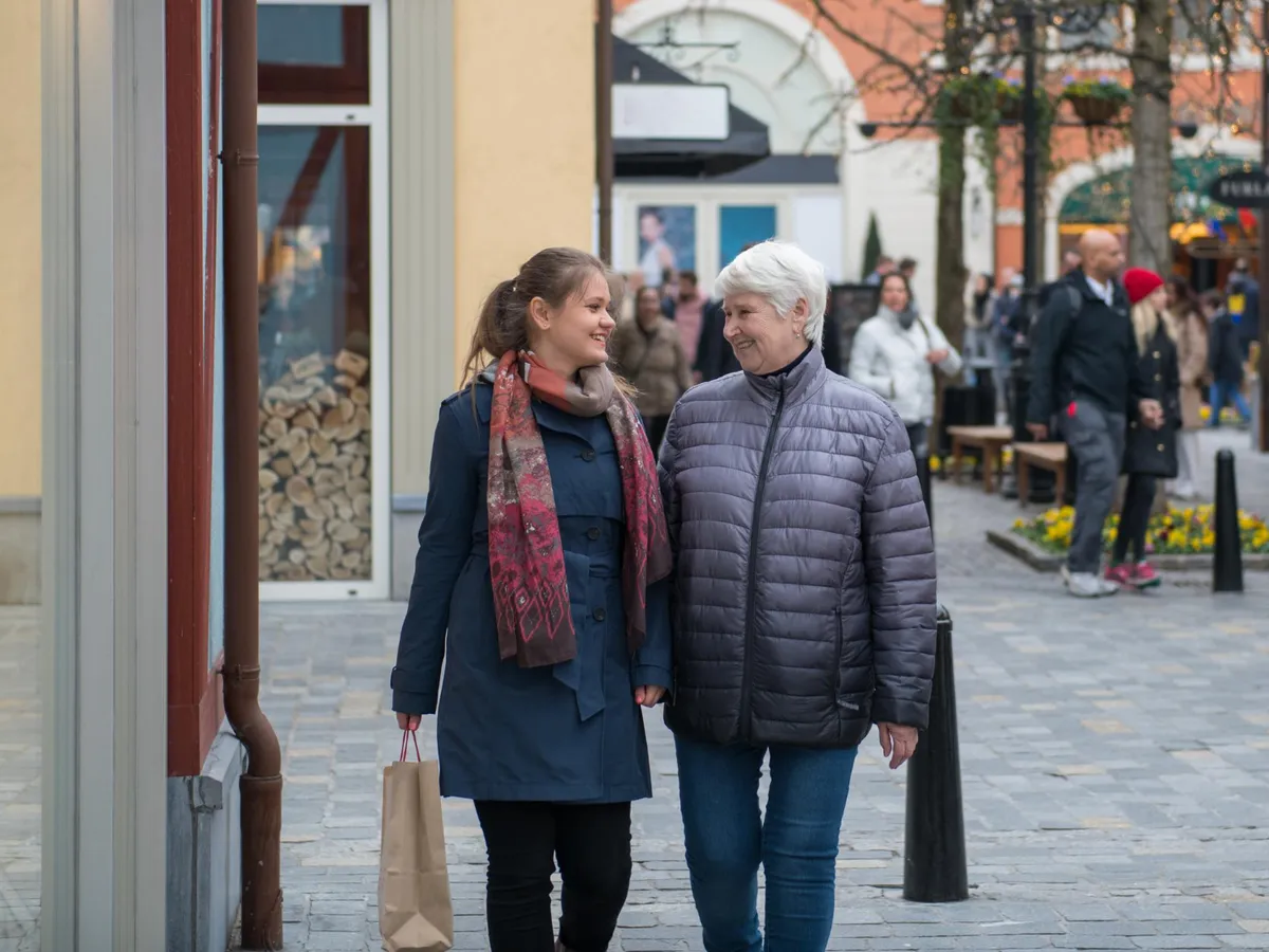 Pensionari plimbându-se pe stradă - Foto: Freepik